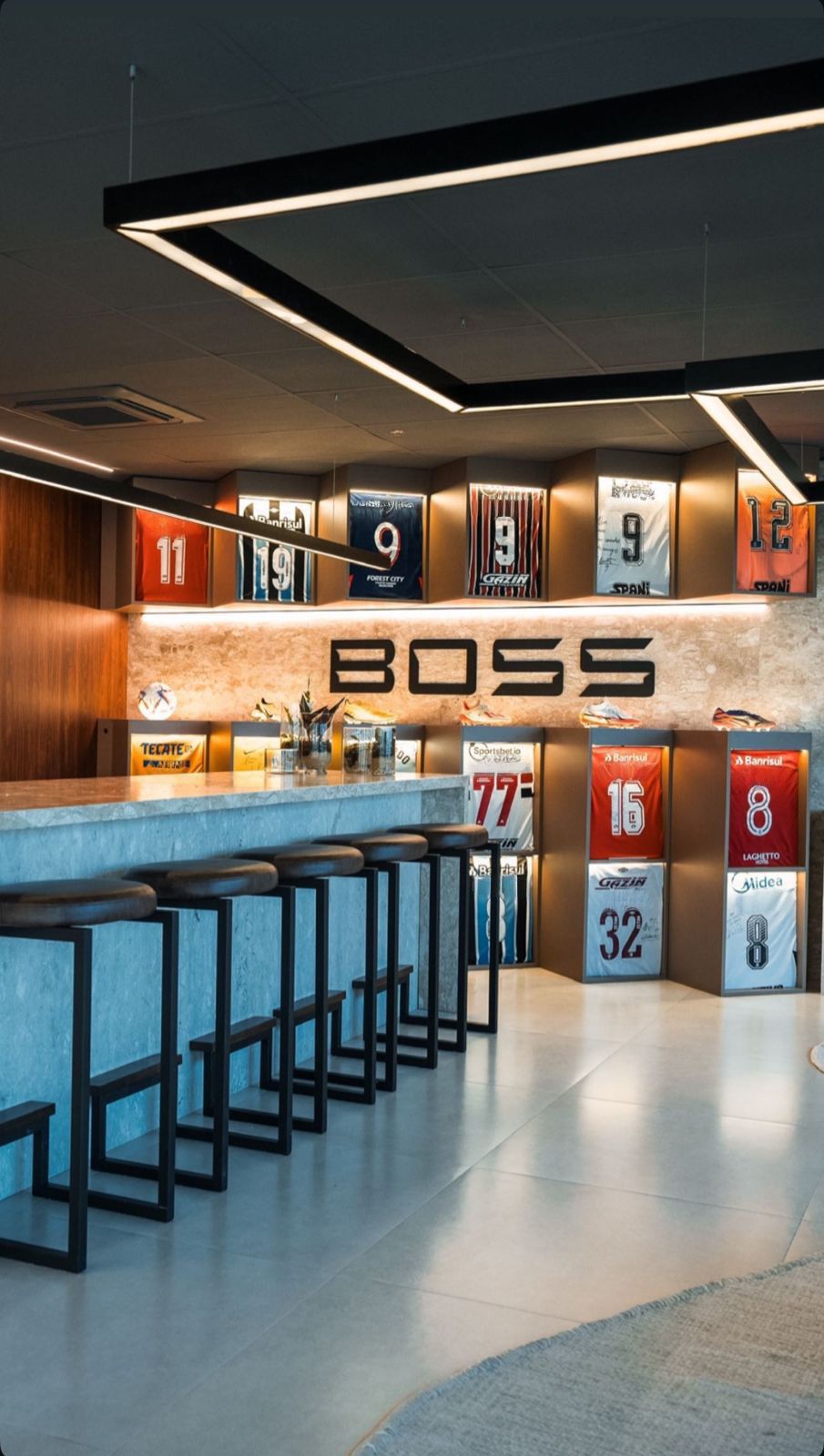 Sede da Boss Football — bar com camisas autografadas de atletas